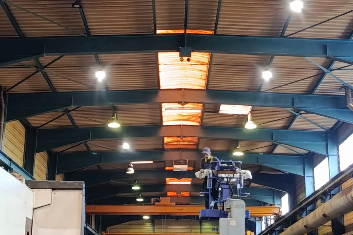 Aérothermes suspendus dans un atelier industriel — Terra