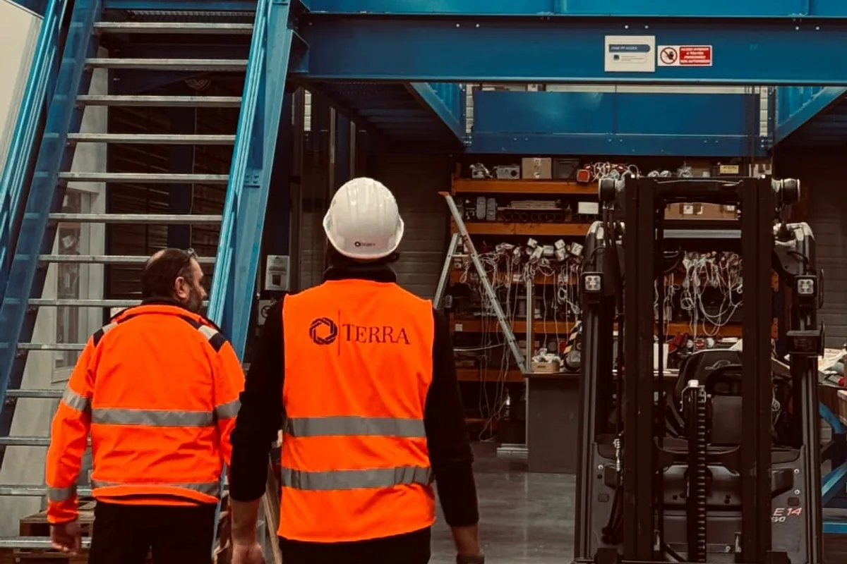 Techniciens Terra devant une installation industrielle