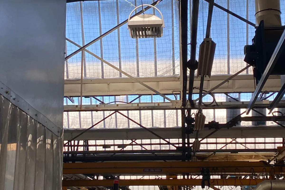 Déstratificateur Teddington suspendu dans un bâtiment industriel — Terra